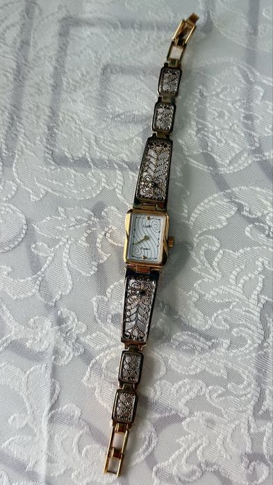 Продам Белорусские  женские часы наручные. Цена договорная!