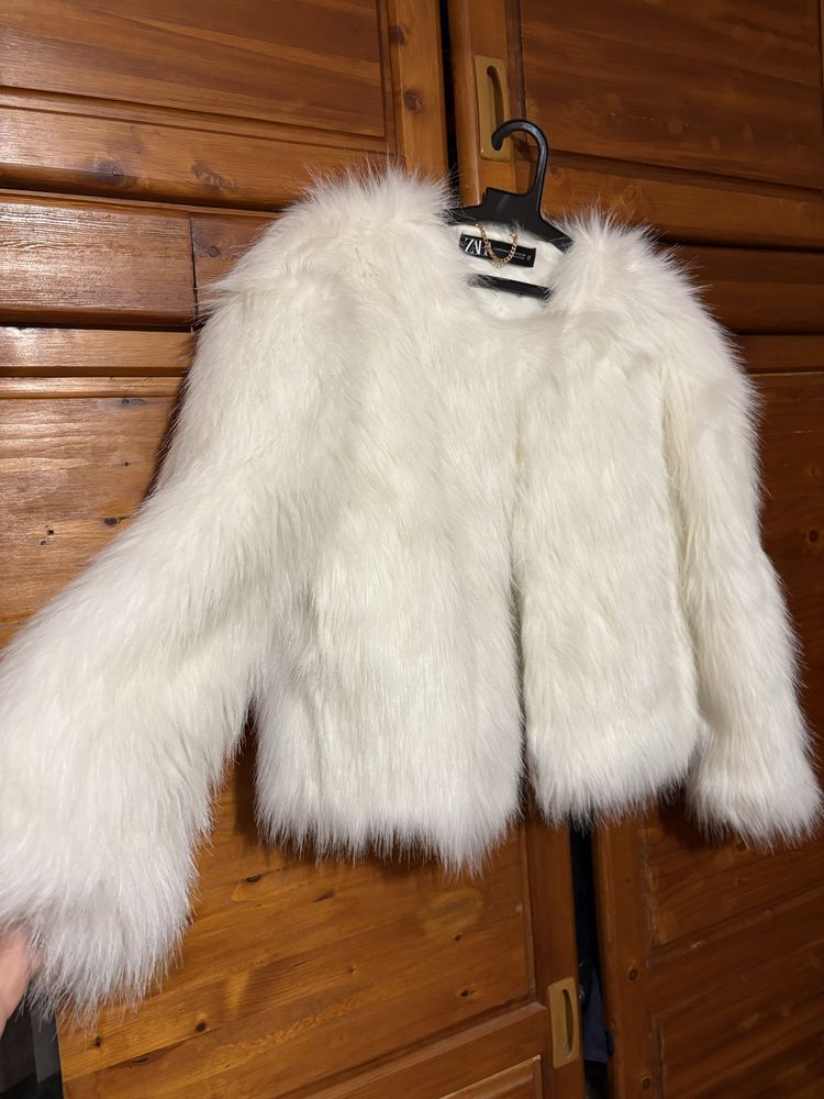 ZARA Бяло палто с косъм