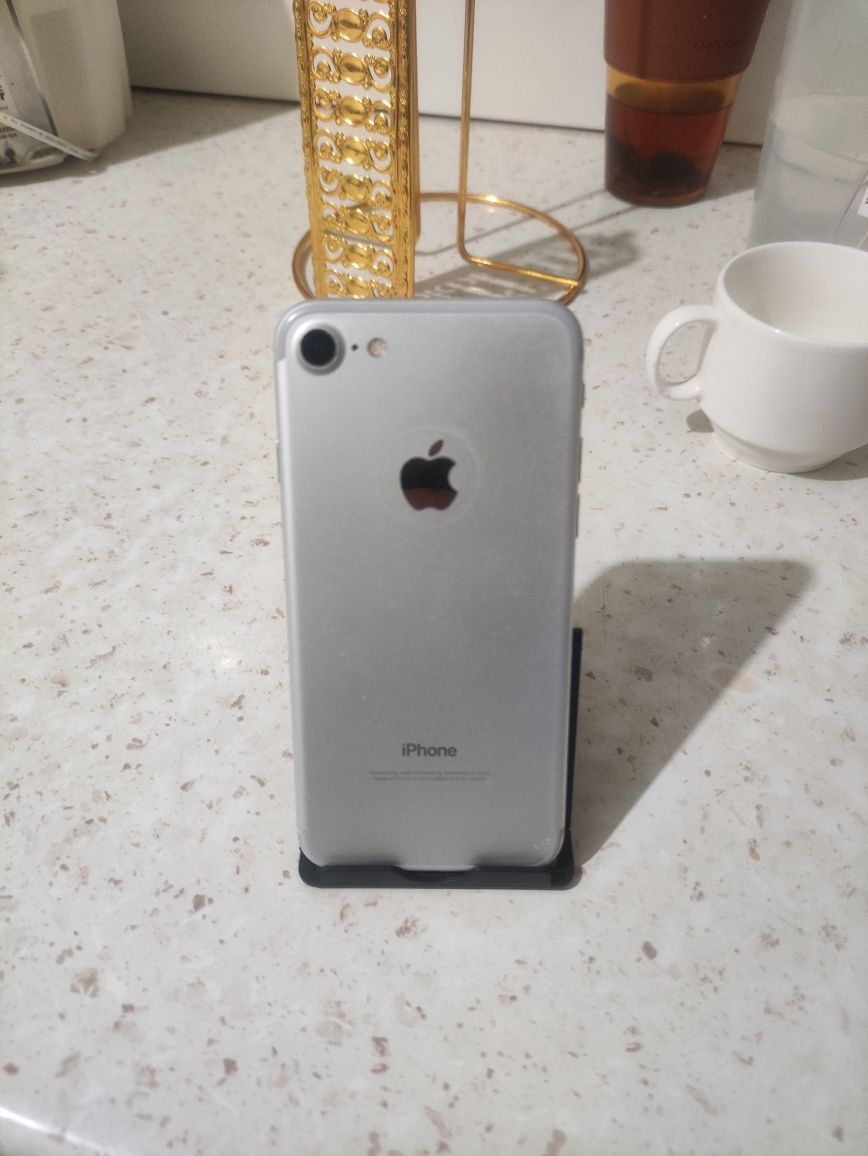 Срочно продам ipone 7 32 gb в идеальном состояние