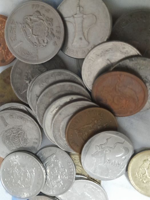 100 monede diferite din tot mapamondul lot