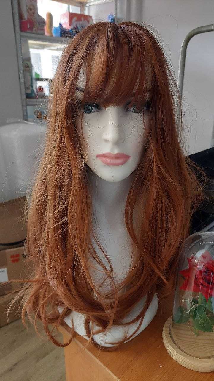 HAIRCUBE Медено руса перука с бретон