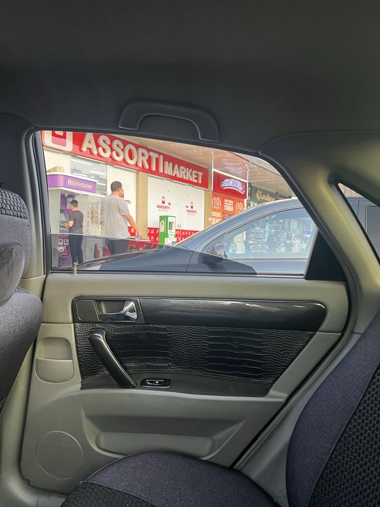 Lacetti 1.8 sotiladi