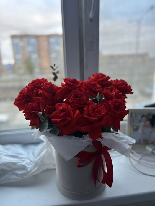 Красные Розы цветы в каробке 13 штук