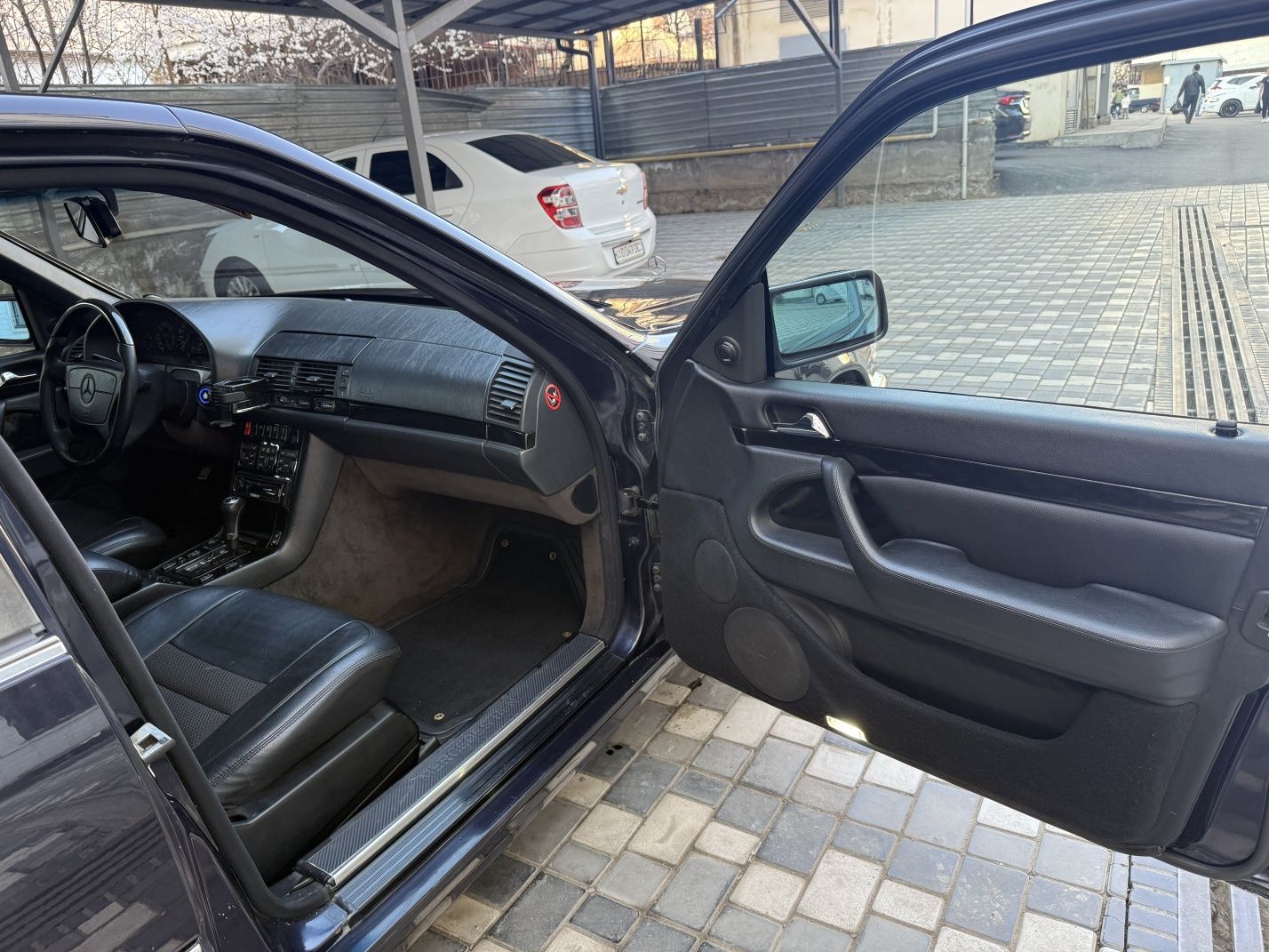 Срочно продаю сою машину мерс 140 кузов