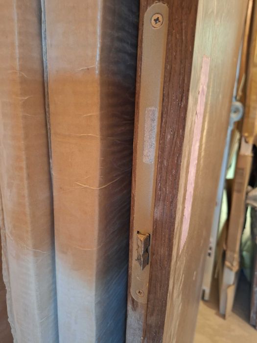 Врати за баня с каса и обков