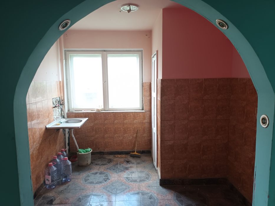 Apartament 3 camere ,baie bucătărie hol debara