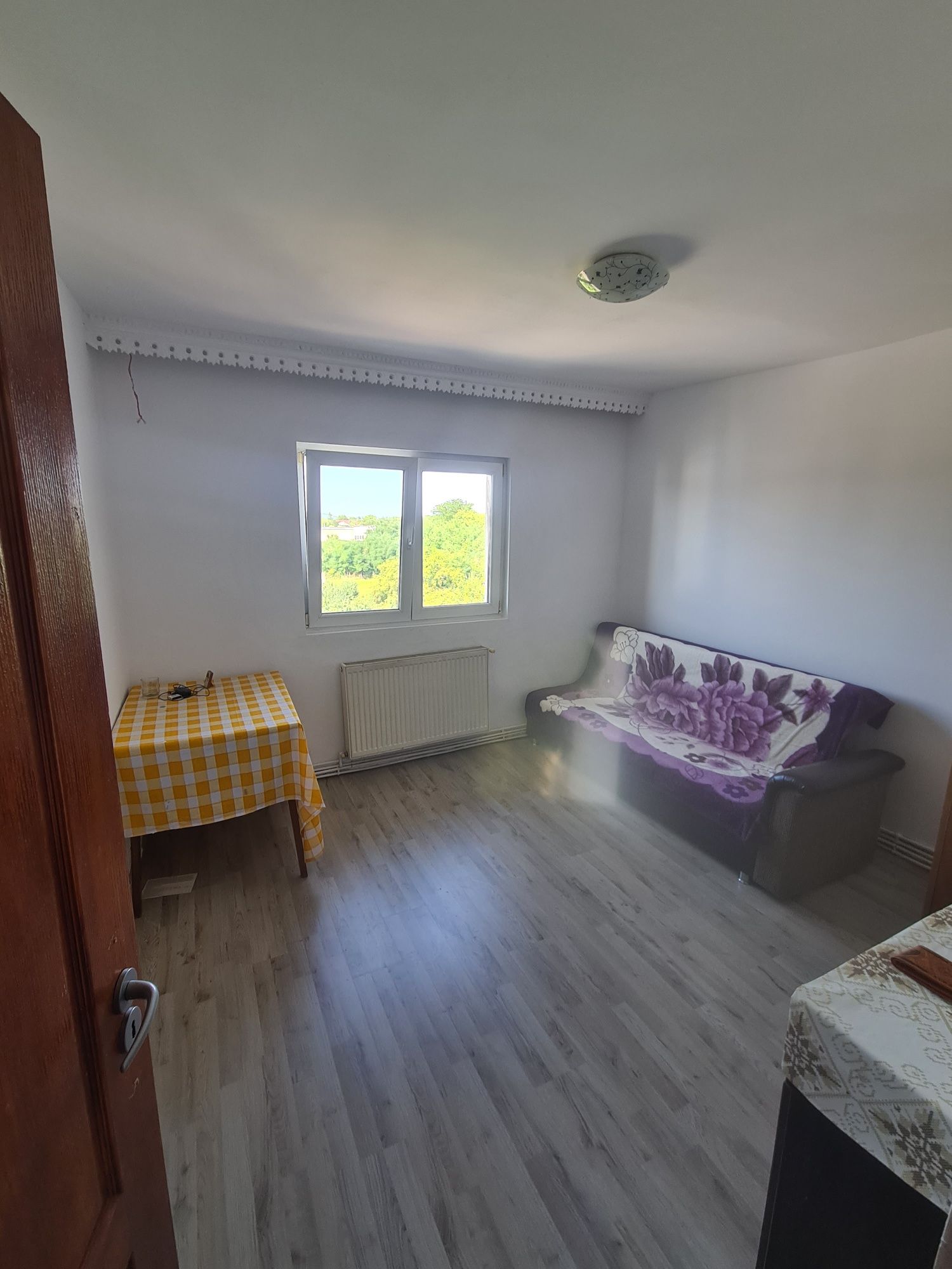 Vând apartament în Podu iloaiei 2 camere decomandat