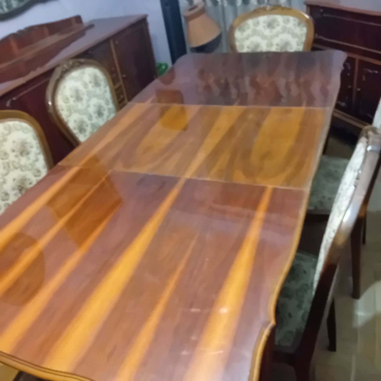 Vînd masă cu 6 scaune din lemn masiv