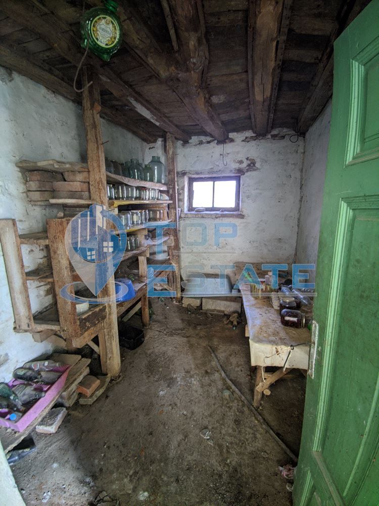 Двуетажна тухлена къща с голям двор в село Добромирка
