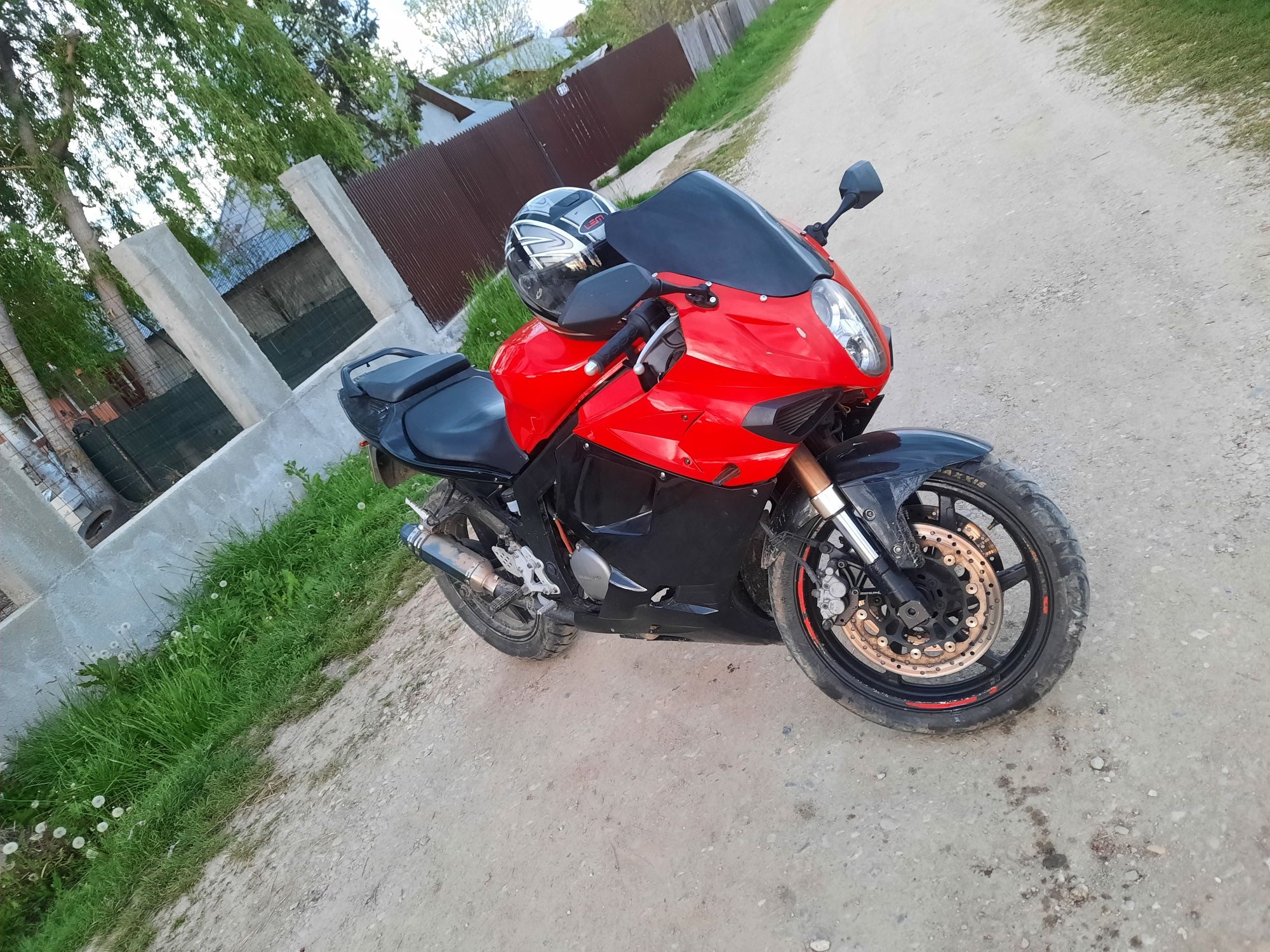 Vând hyosung gt250r