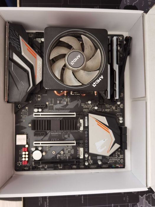Procesor AMD Ryzen 2700X, placa de baza Gigabyte X470 Aorus, 32GB RAM