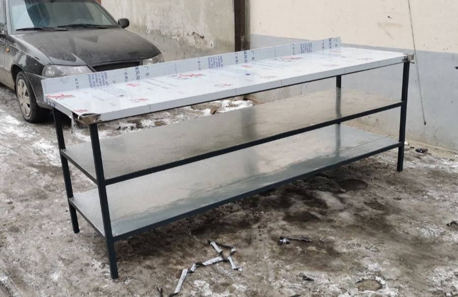 Стол с металлическим каркасом