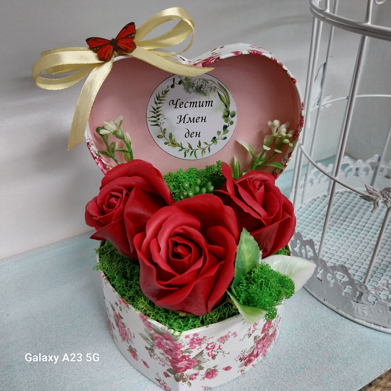 Кутия сърце със скандинавски мъх и сапунени рози
