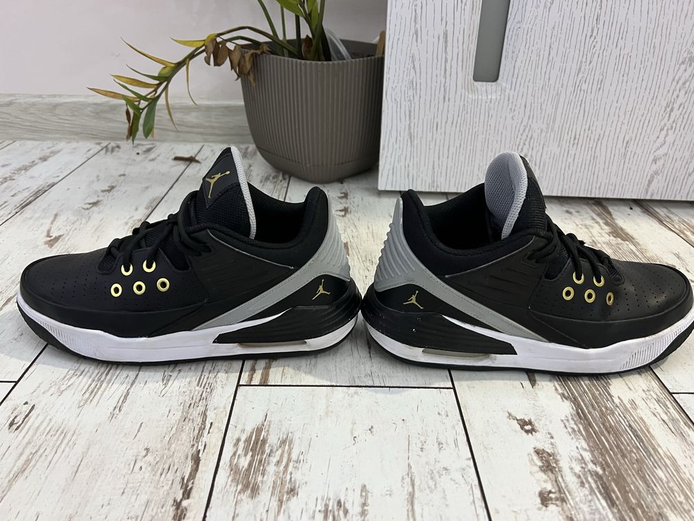 Продавам jordan aura 5