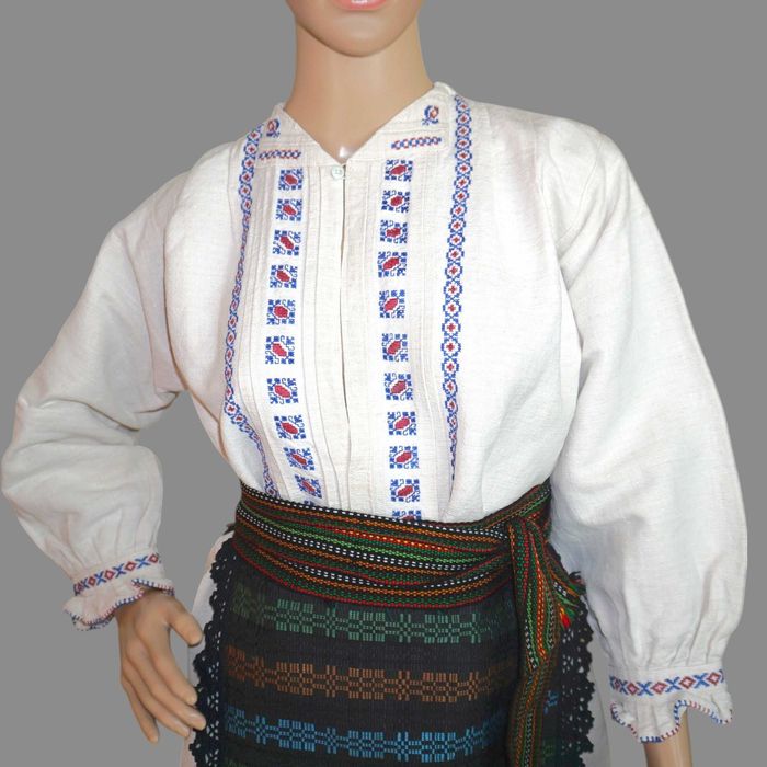 Costum popular vechi din Banat : spacel , poale si sort masura S-M