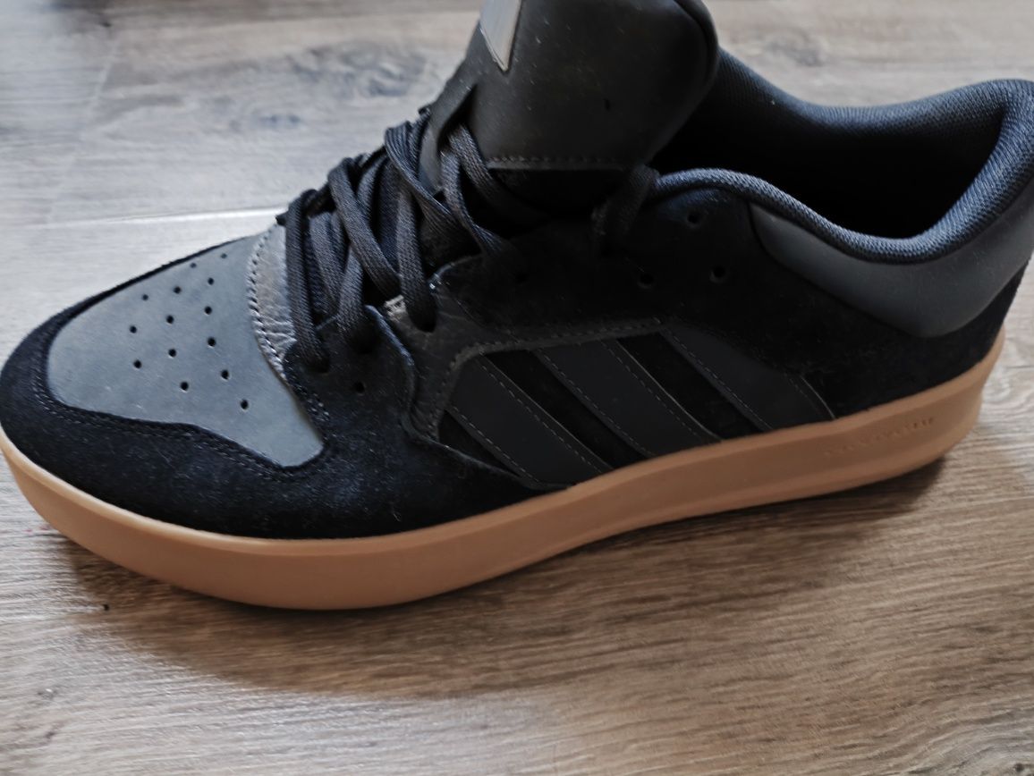 Продавам чисто нови кецове adidas , размер 45 1/3