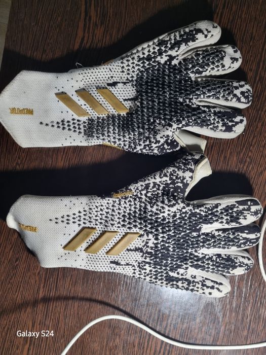 Продам вратарьские перчатки adidas pro