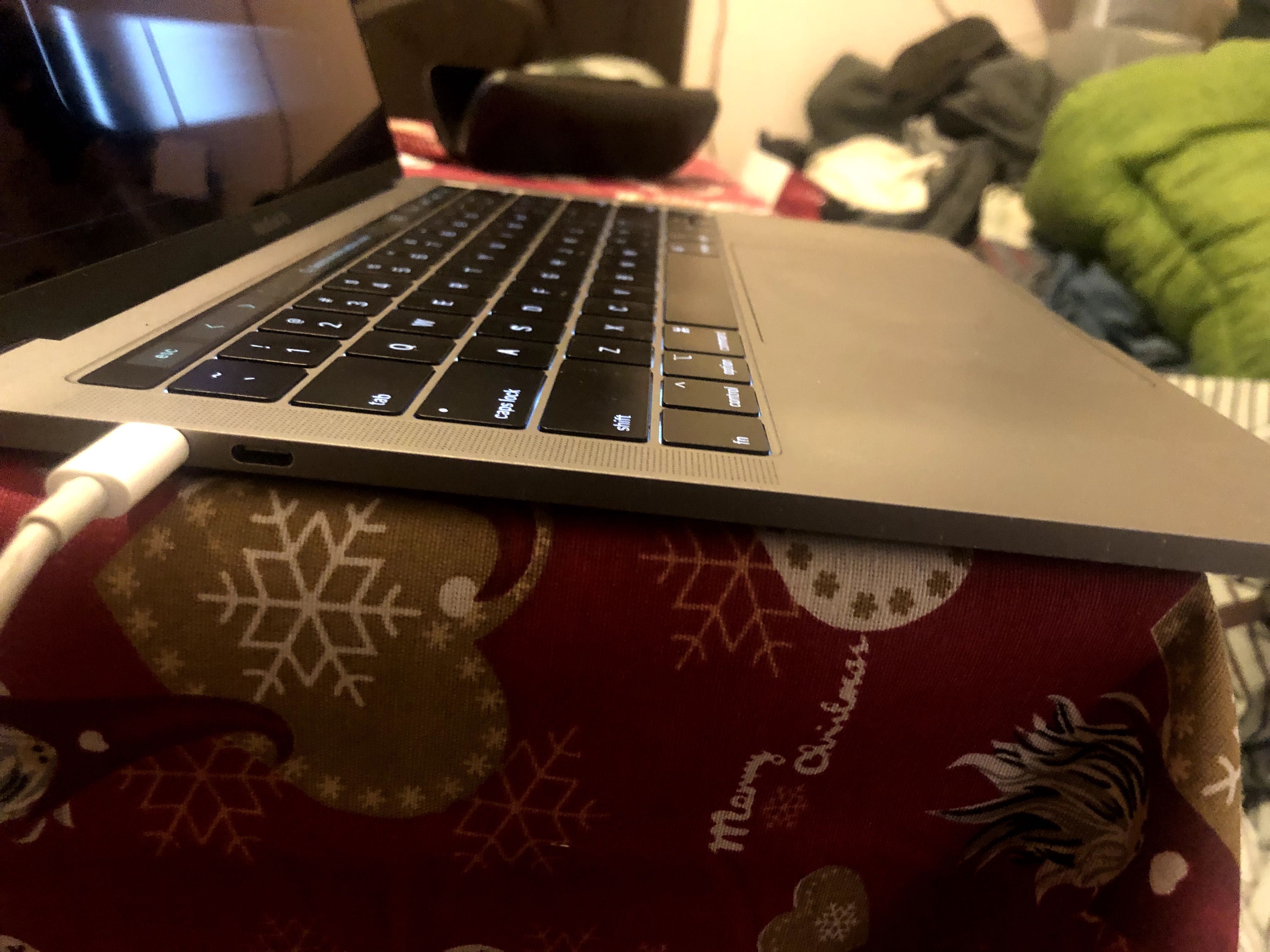 Продавам MacBook Pro 2019г. 13.3' Touch Bar