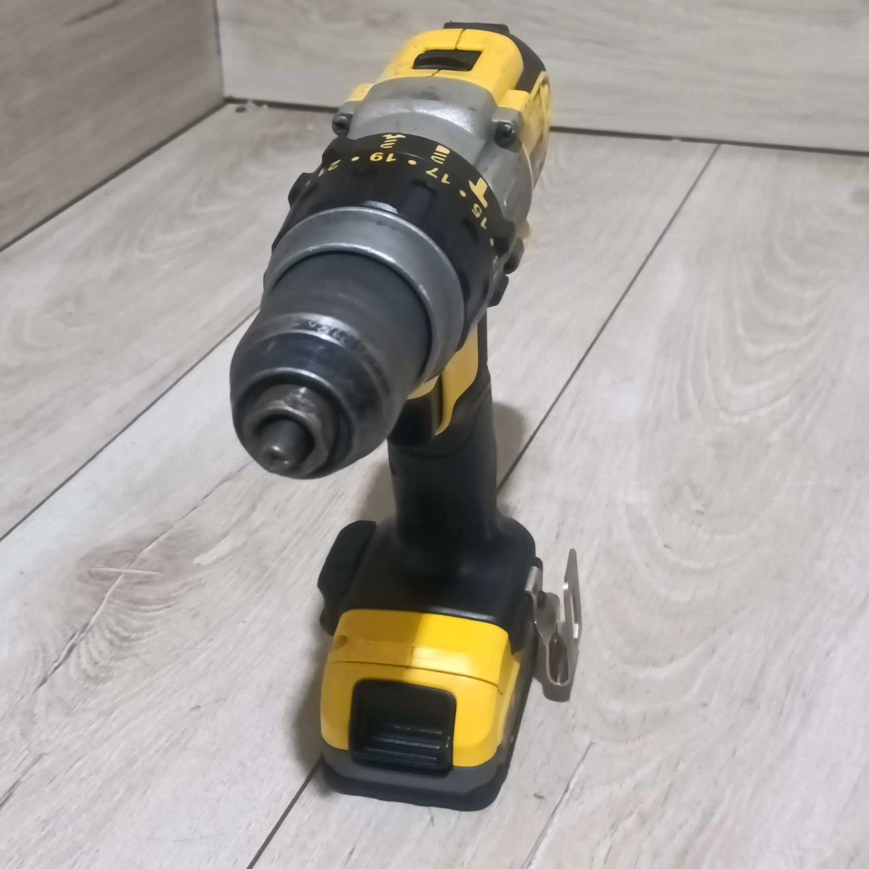 Filetanta cu percutie DeWalt DCD985