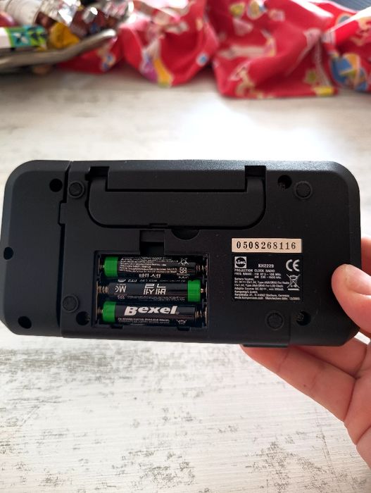 Radio portabil cu baterii și ceas electronic cu proiecție