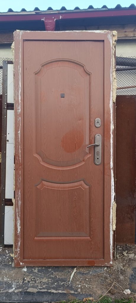Продам железную дверь