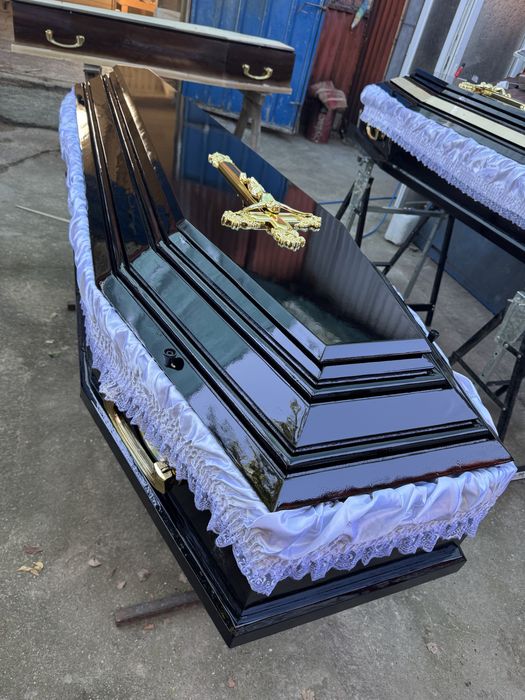 Producător și distribuitor Sicrie 6 sau 4 Colțuri