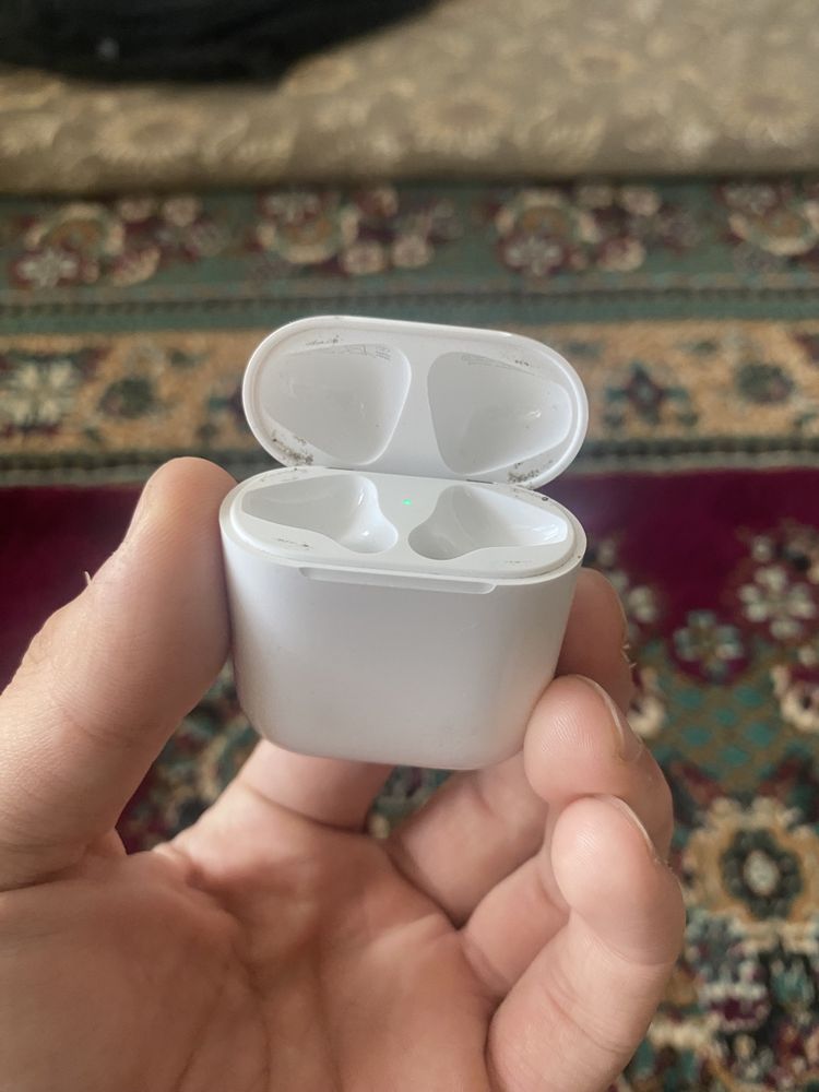 Продам кейс от наушникова airpods 2 оригинал