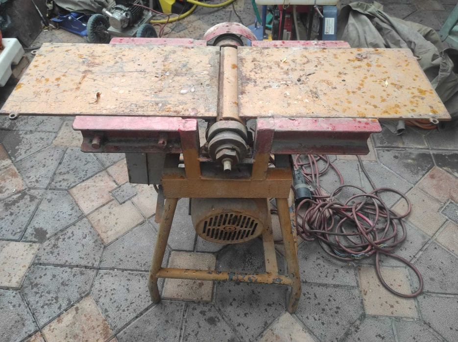 Abric profesional cu motor de 7  kw are si despicator de lemne