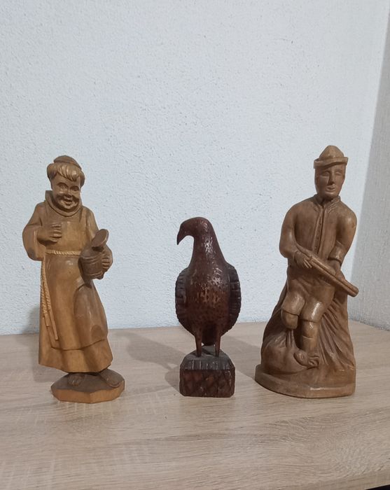 Няколко дървени фигури..