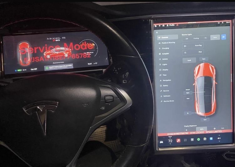 Tesla s, Большой и маленький экран