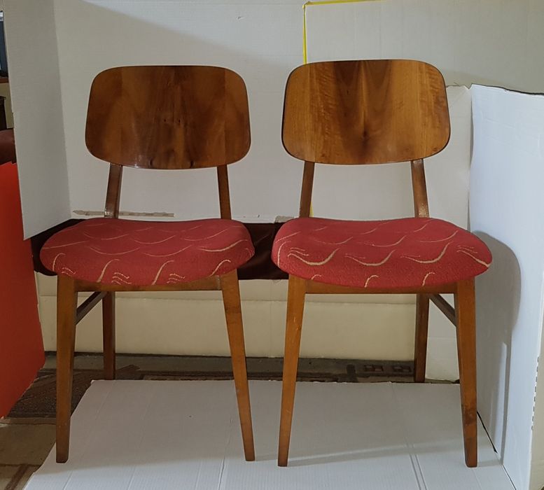 Lot 2 scaune tapițate cu stofă roșie