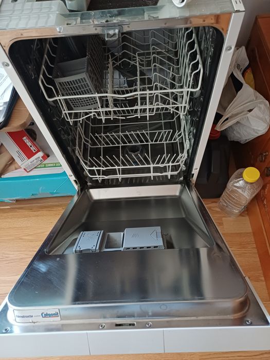 Vînd mașină de spălat vase