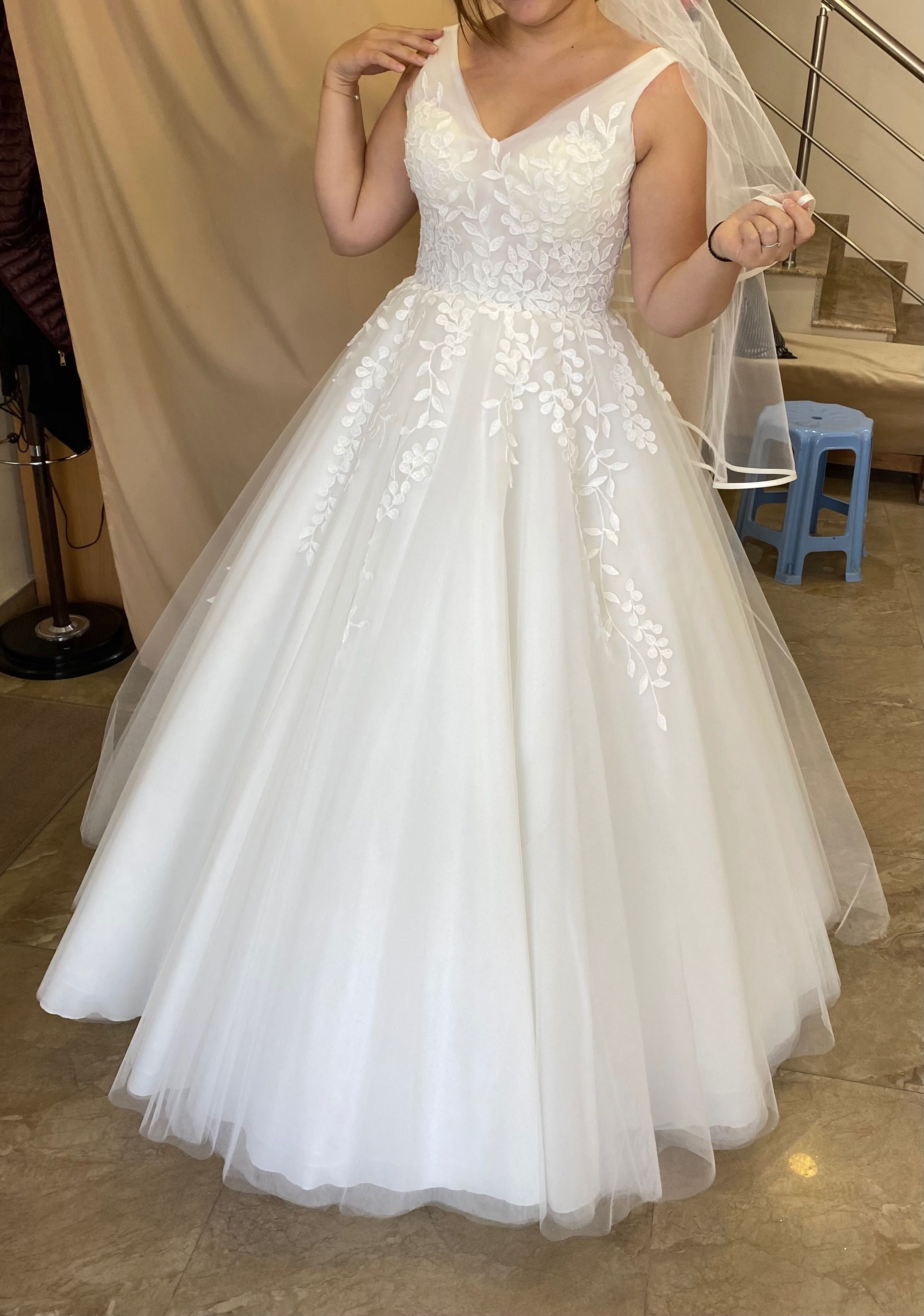 Сватбена рокля с детайл от цветя