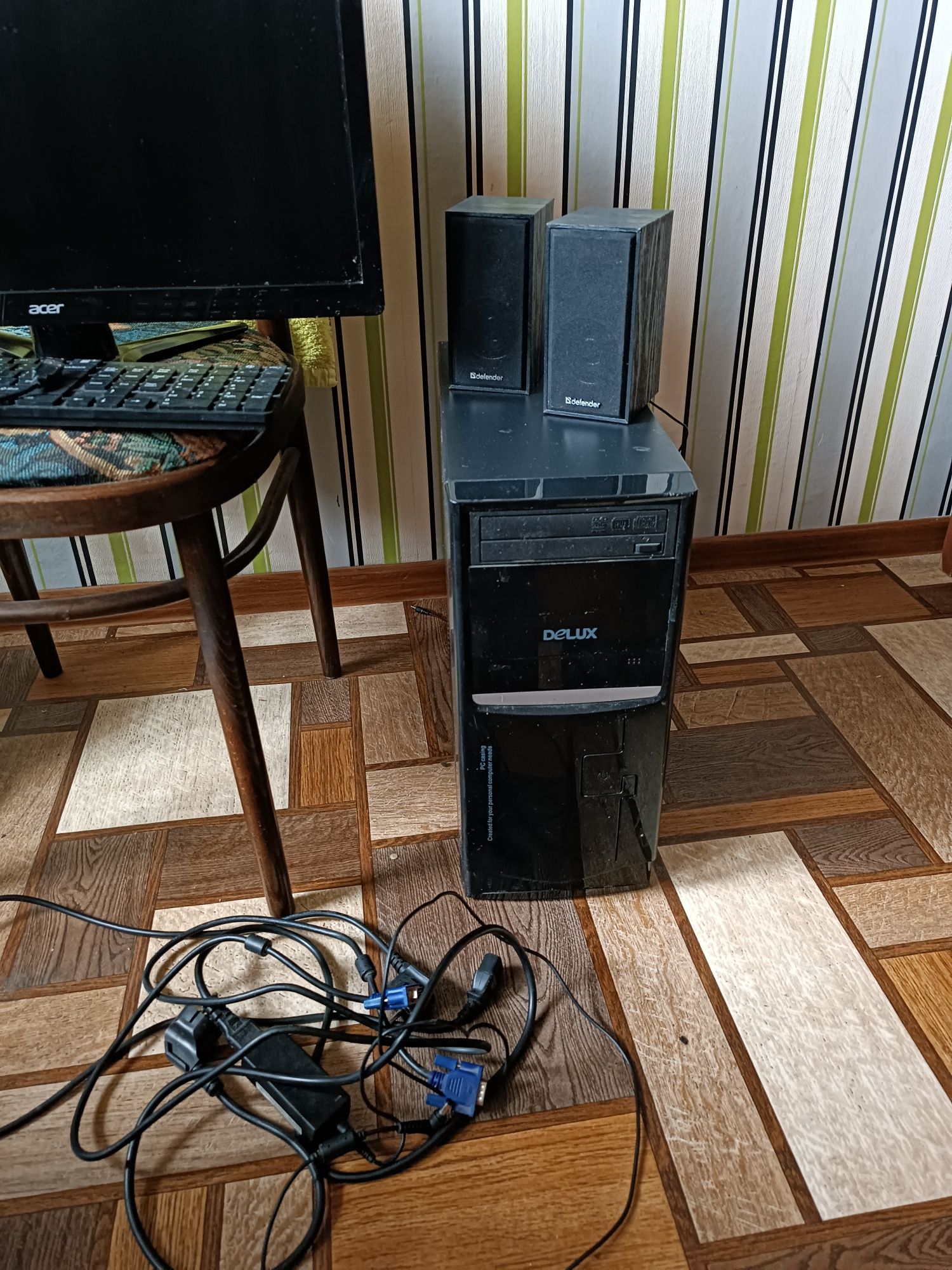 Продам компьютерный стол и компьютер