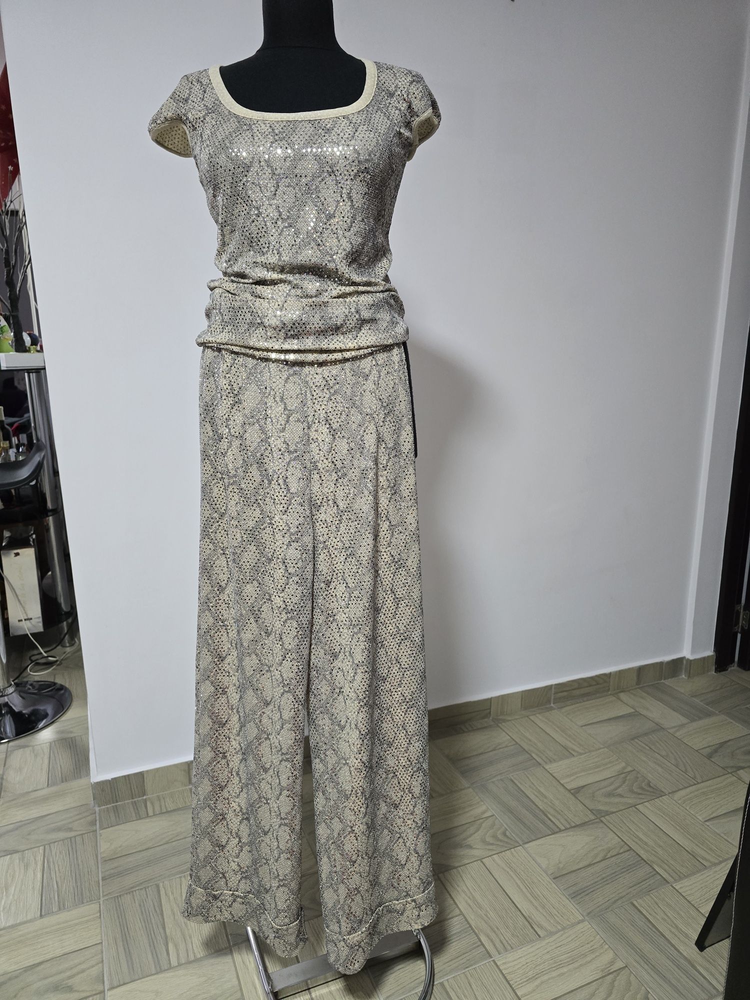 Pantaloni argintii cu paiete strălucitoare, model bej snake print