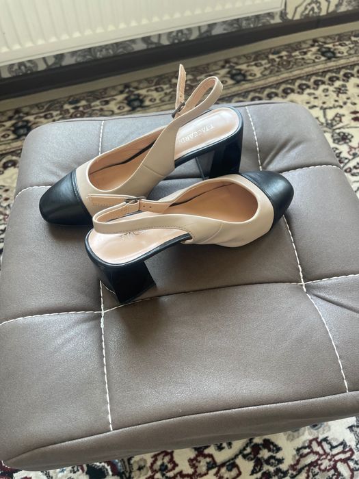 Босоножки продаются