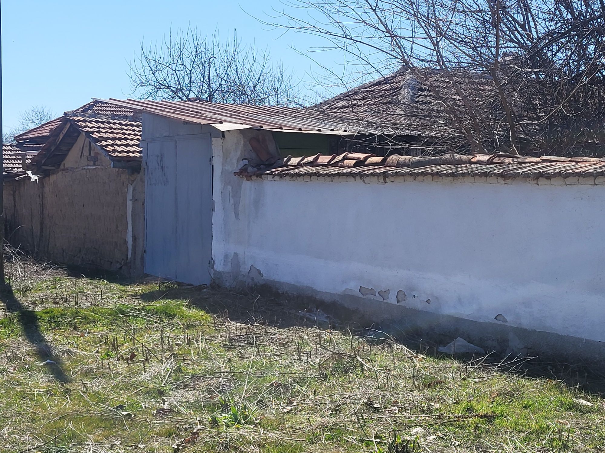 Къща в село Сухозем с двор и гараж