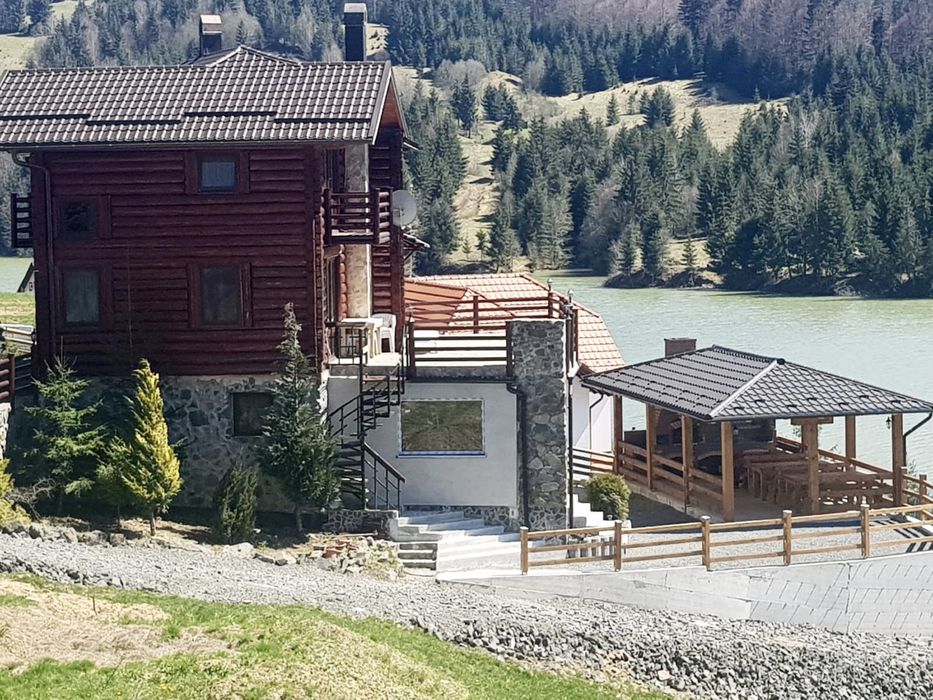Cabana la Colibita 13,36 ari teren, cu iesire la lac
