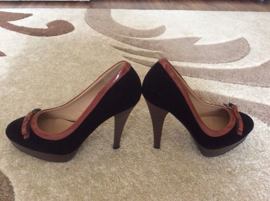 Pantofi de culoare neagră, cu toc înalt, marimea 38