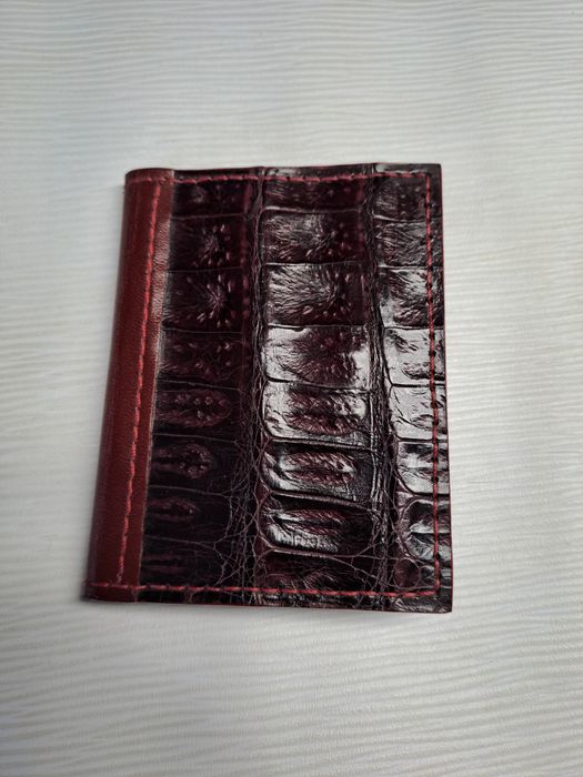 Port carduri din piele de crocodil