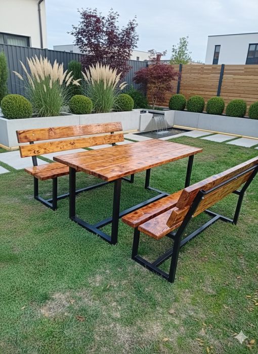 Set masă și bănci de terasă – lucrat manual, lemn ars și cadru metalic