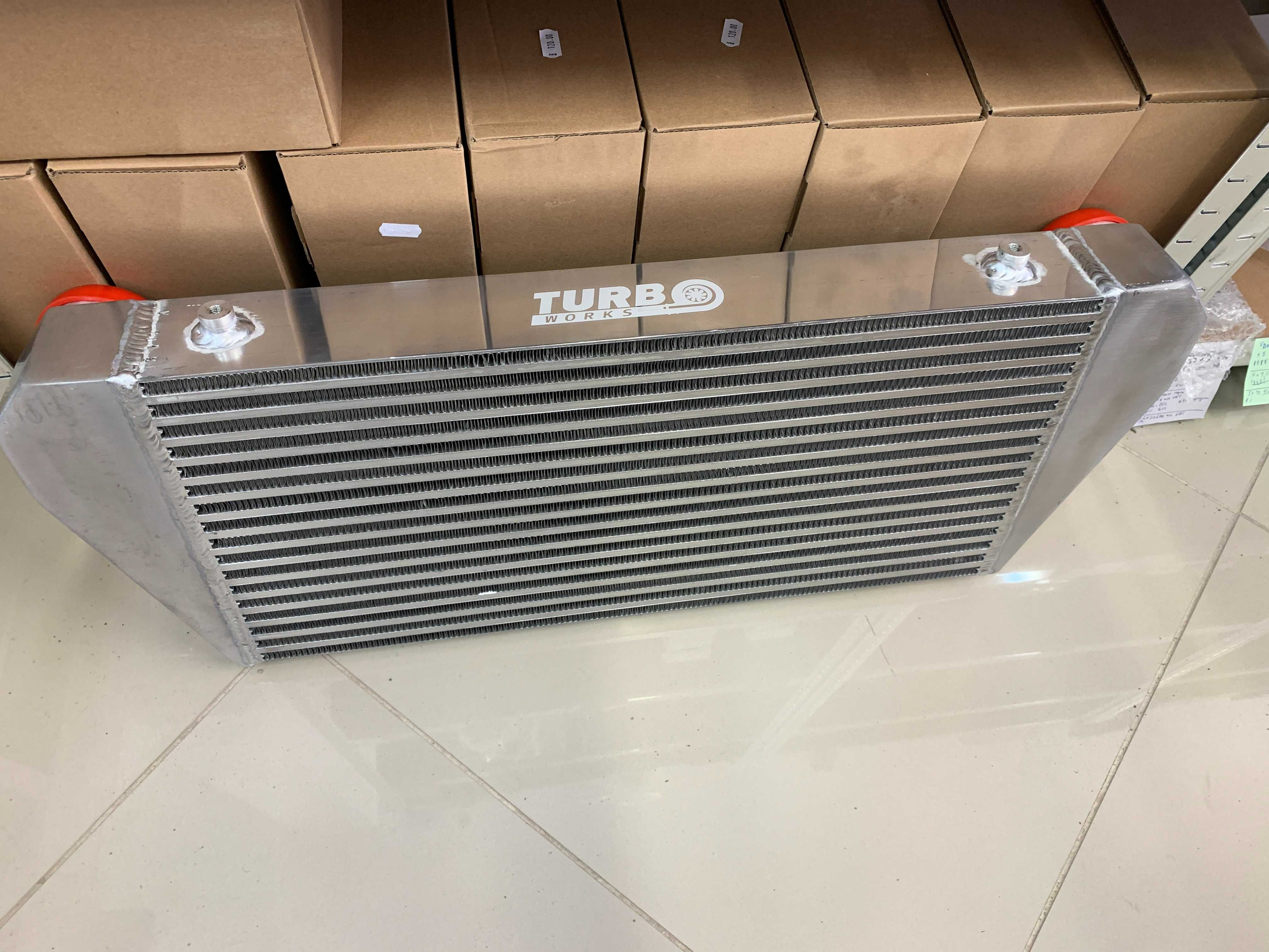 TurboWorks универсален интеркулер Intercooler 600x300x76 обърнат изход