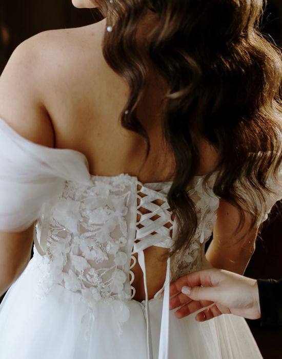 Vând rochie de mireasă elegantă, cu crapătură pe picior + voal