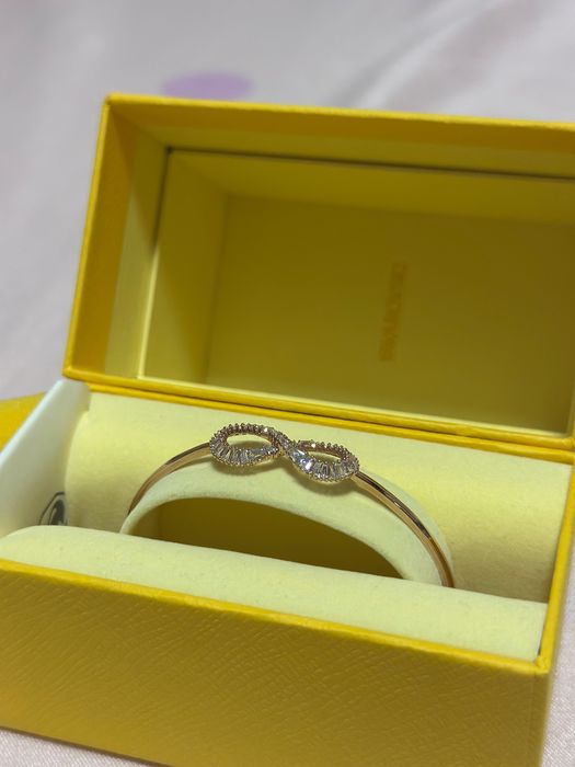 Продавам гривна на SWAROVSKI