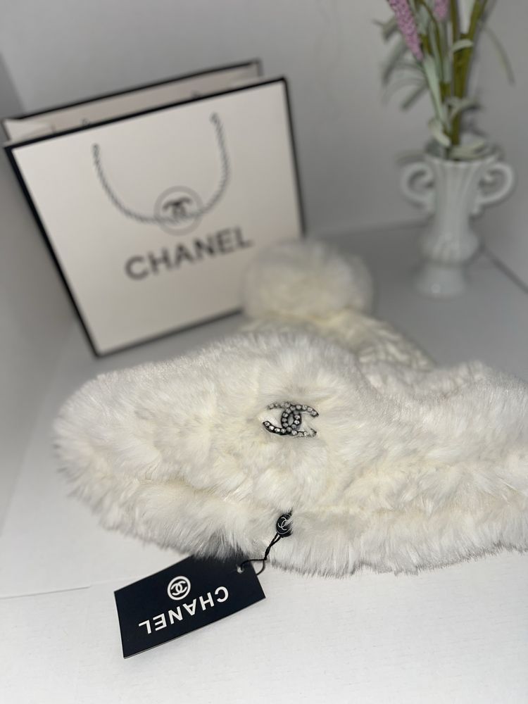 Бяла зимна шапка Шанел Chanel с пух