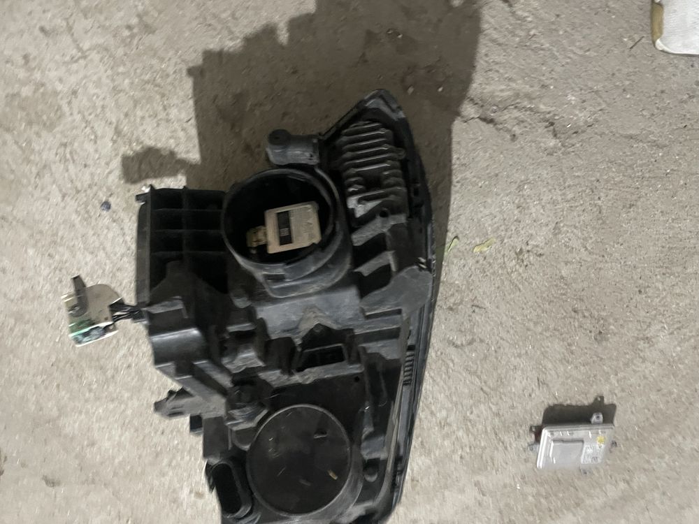 Vand far xenon stanga Mercedes GLA A1569061700