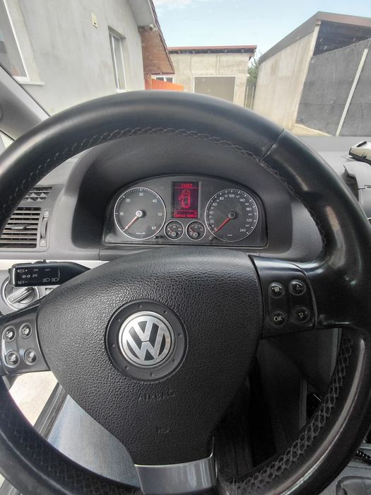 Vând Volkswagen Touran