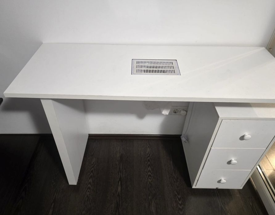 Masa manichiura cu 3 sertare si aspirator