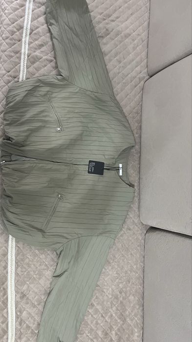 Легкая классная ветровка