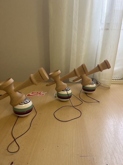 Kendama profesionista cu balance hold